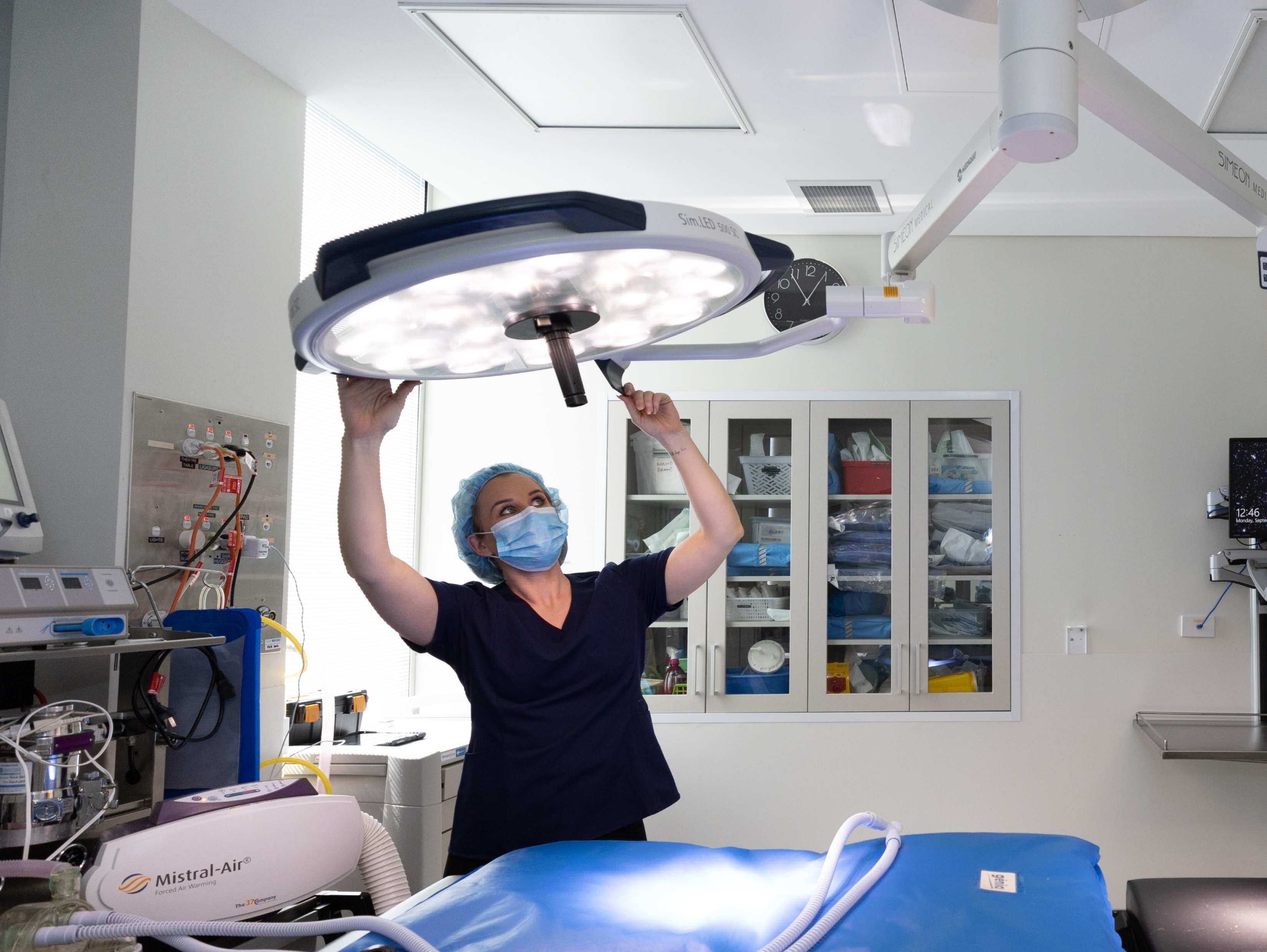lady adjusting surgical light
